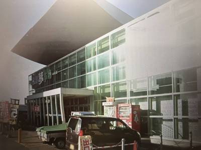 大型スーパーの魚長本通店まで357m。