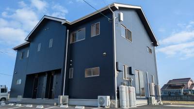 鮮やかな青色が目を引く外観です。