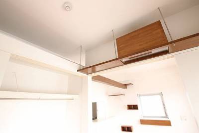 お部屋には猫ちゃん用ドア、登り棚、キャットウォークを完備。