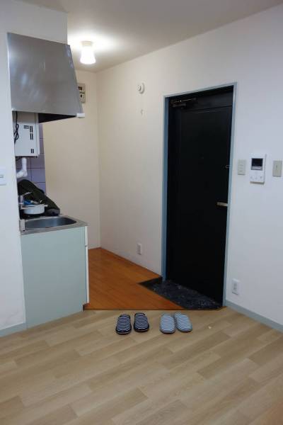 右手が玄関、左手がキッチンです。