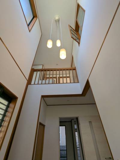 吹き抜けにはおしゃれなペンダント照明を設置♪