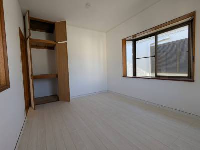 2階洋室② 6畳。収納スペースも充実♪