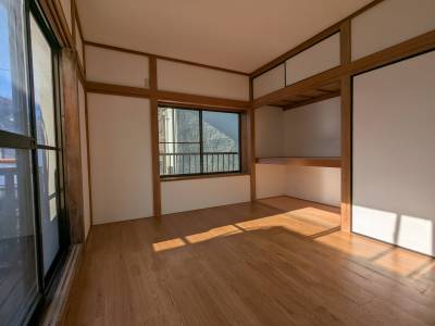 2階和洋室 6畳。収納スペースも充実♪