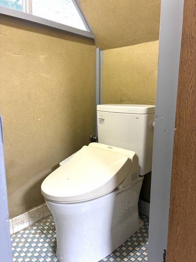 温水洗浄便座付きトイレです^_^