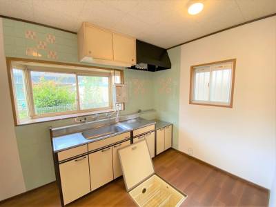 解放感のある出窓付きキッチンです！床下収納のバッチリ！