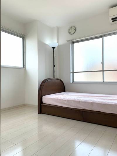 洋室1　照明、時計付き（ベッドはありません）