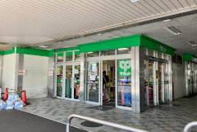 戸田公園駅直結でサミット戸田公園店があります！！