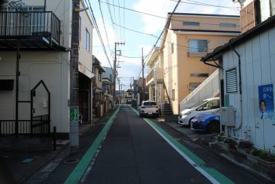 道の奥が駅です、すぐ途中にコンビニがあります。