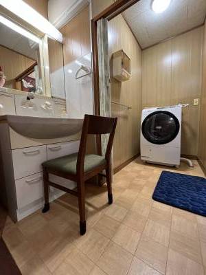 洗面台と乾燥機付き洗濯機