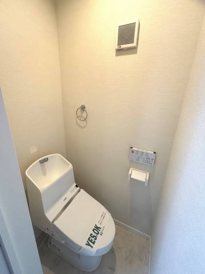 温水洗浄便座付の清潔なトイレ