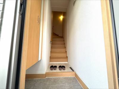 玄関階段タイプでプライバシーも安心