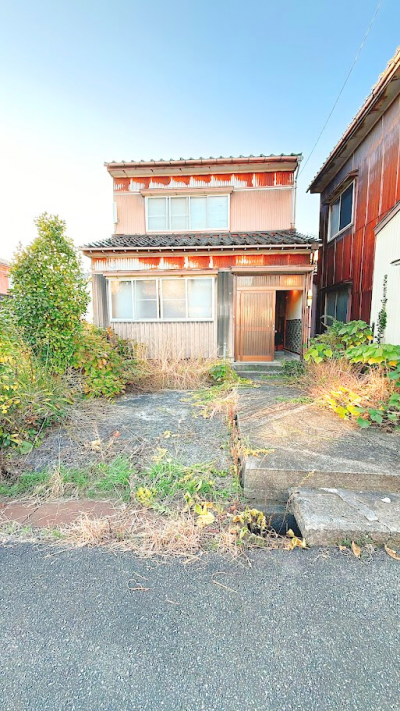 外観。庭木は剪定予定