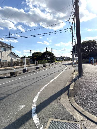 家の前は交通に使いやすい大きい道路もあります！