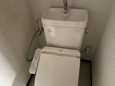 トイレはきれいで明るいです
オシュレットです。
