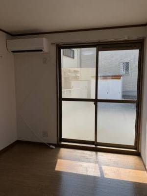 居間の目の前は広い敷地があり開放的です。