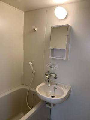 バス、トイレは別です。
ミラー付収納新品。