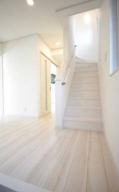 ホール　白基調の内装で明るいです