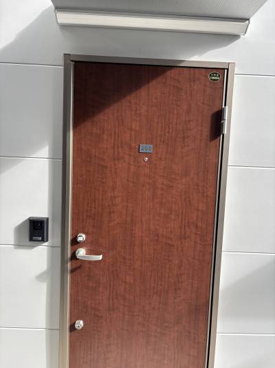 温もりのある木目の扉と、灯り付き庇の玄関が迎えます♪