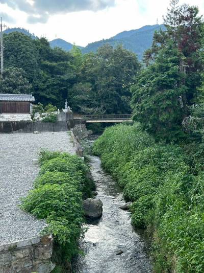 近くを流れる小川。せせらぎに癒されます。