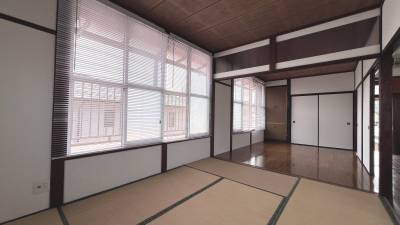 6帖＋6帖で部屋を広々使えます。ブラインドも備え付け。
