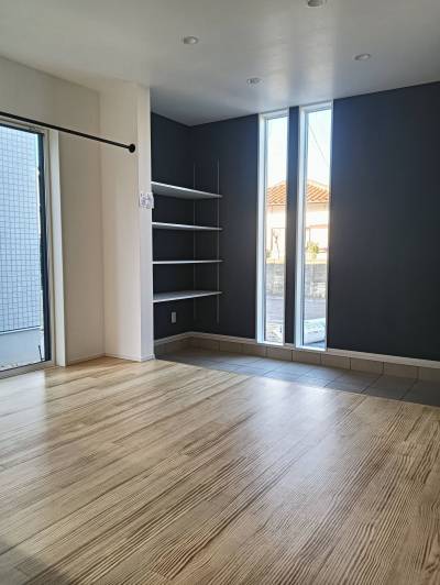 リビングから玄関土間　ランドリーパイプ