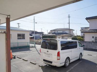 南側リビングの全面は駐車場であり、日当たりと風通しが良好