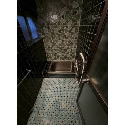 浴室は黒基調でシックに。