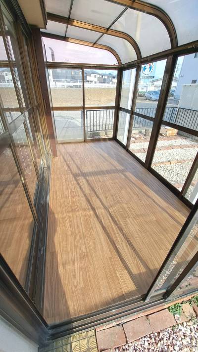 約4畳のサンルームに普段使用しないものを収納可能！