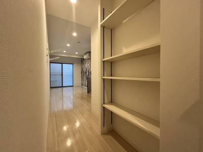 棚。用途は自由。本棚でも、食器置き場でも。