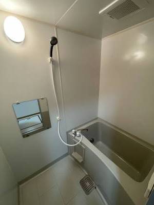 浴室
節水手元ストップ可能シャワーヘッド付き