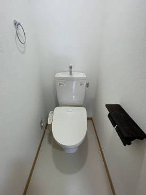 トイレ
スマホ置けるペーパーホルダー付き