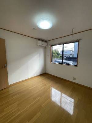 洋室6.1畳
リモコン付きシーリングライト設置