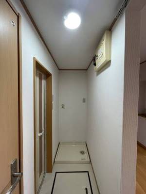 洗面所
センサー付きライト設置、室内洗濯機置場