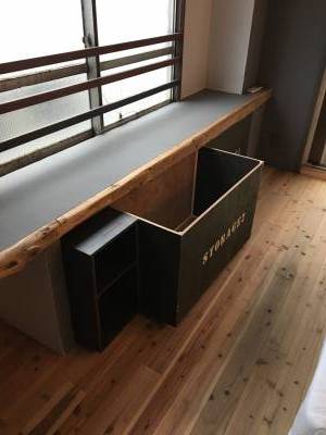 部屋の端から端までカウンター！下は物入れになってます。