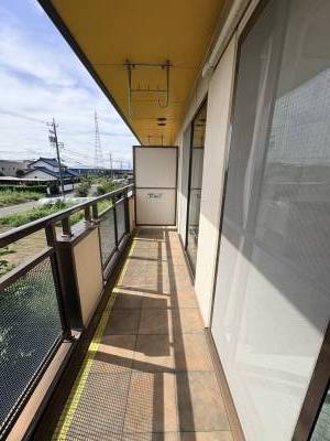 日当たりの良い、広いバルコニー