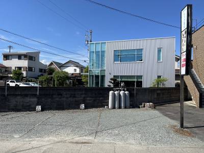 所在地の西側に隣接する住居専用の駐車場です。