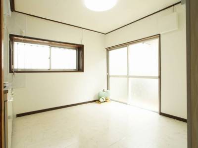 明るいダイニングキッチンのお部屋です！