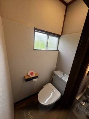１Fのトイレです。新品の温水便座ですよー