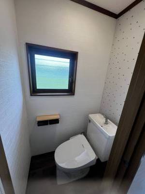 ２Fのトイレです。水玉模様のアクセントクロスですよー