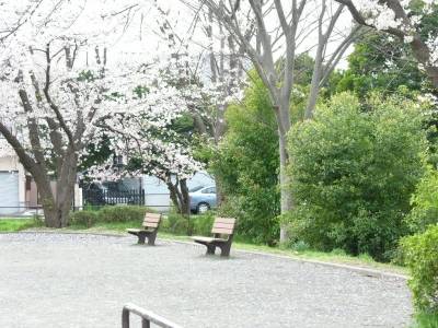 日当たり良好、角に公園