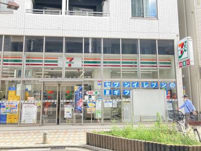 徒歩5分にセブンイレブン藤棚商店街店があり便利ですよ！