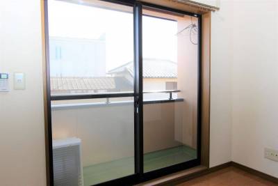 ベランダは屋根があり雨が当たりにくい（建物外観写真参照）。