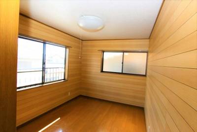 スタイリッシュな空間、洋室６帖、二面窓です。