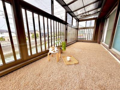 人工芝のサンルームは、陽だまりを楽しむ特等席！