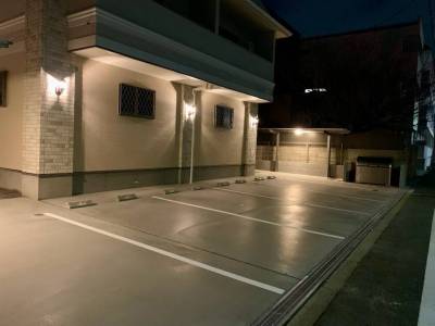 幻想的な夜の駐車場　夜の車庫入れも安全です