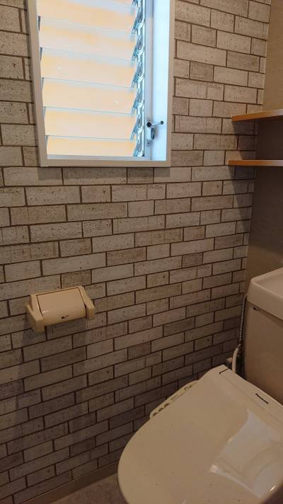 トイレに窓、棚もついています！