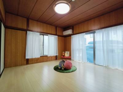 １F８畳の広いフローリング。エアコン・LED照明付きですよ！