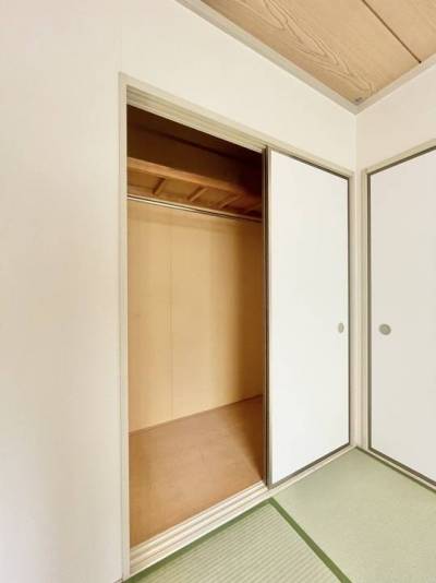 大きな収納付きで、ハンガーもかけられます。