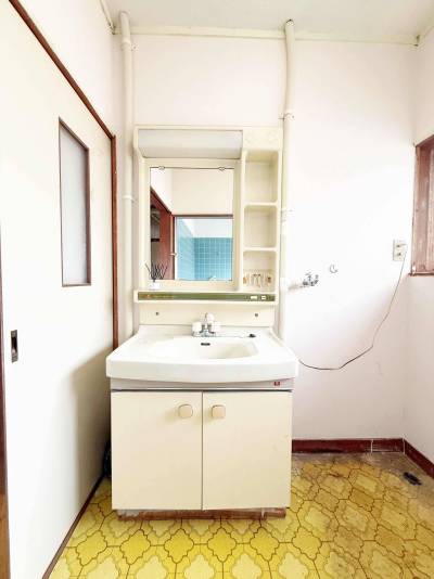 独立洗面台付。蛇口が回りません。修繕してお使いください