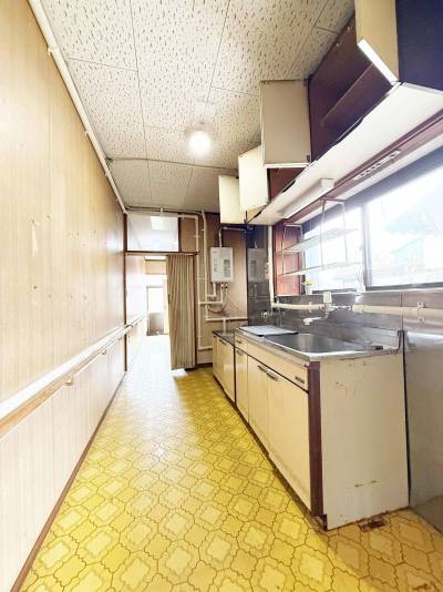 古さ以上に収納の多さが頼れるキッチン